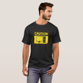 Vorsicht beim Signieren von Computerturm-Gamer T-Shirt (Vorne ganz)