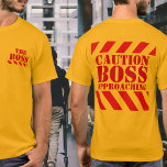 Vorsicht BOSS Warnstreifen rot-gelber T - Shirt<br><div class="desc">T - Shirt des Warnzeichens Fun Chef T - Shirt. Reads auf der Vorderseite Der Chef auf der Rückseite Vorsicht Boss nähert sich. Ein großartiges Geschenk für ein geheimnisvolles Weihnachtsbüros-Party,  oder als Streich an den Chef,  wenn Sie mutig genug natürlich sind. Einzigartig gestaltet von Sarah Trett.</div>