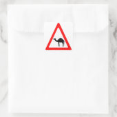 Vorsicht, Camel überquert Verkehrszeichen Quadratischer Aufkleber (Tasche)