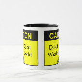 Vorsicht DJ bei der Arbeit! Tasse (Zentrum)