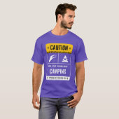 Vorsicht Er könnte über Campingfreunde sprechen T-Shirt (Vorne ganz)