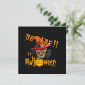 Vorsicht, es ist Halloween Creepy & Beängstigend P Einladung (Stehend Vorderseite)