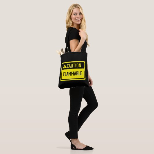 Vorsicht Flammenzeichen Tasche (Am Model)