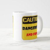 Vorsicht - gefährlich und Spaß! Jumbo-Tasse (Vorderseite Rechts)