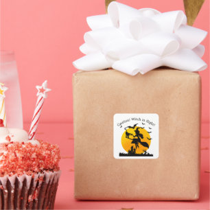 Vorsicht! Hexe im Flug Quadratischer Aufkleber