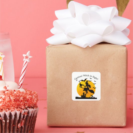 Vorsicht! Hexe im Flug Quadratischer Aufkleber (Party)