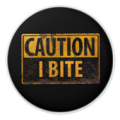 Vorsicht - I BITE rostiges Metall-Gefahrenzeichen Keramikknauf (Vorderseite)