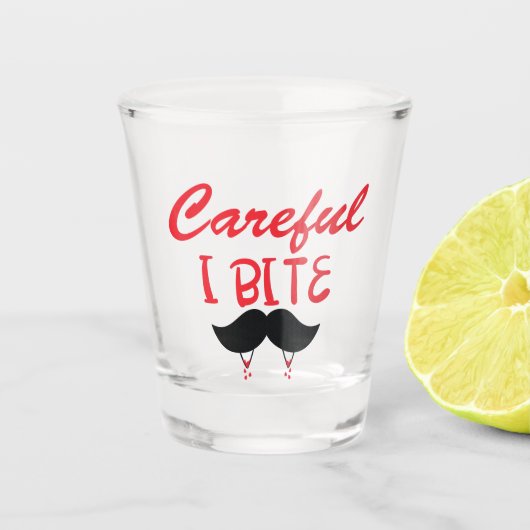 Vorsicht, ich beiße - Vampire und Mustache Schnapsglas (Vorderseite)