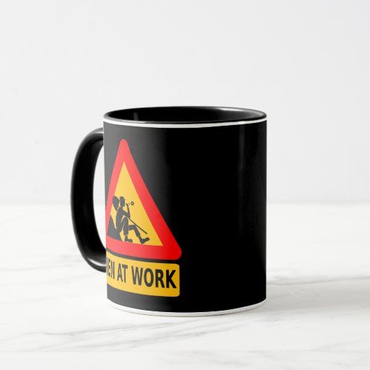 Vorsicht: Männer am Arbeitsplatz Tasse (Vorderseite Links)