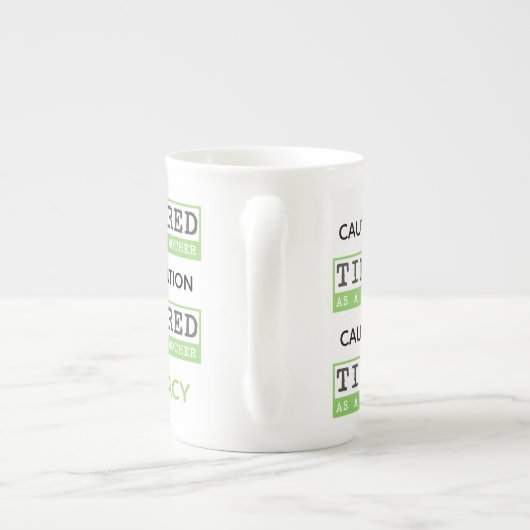 Vorsicht: Müde als Mutter-Mutteren-Geschenk Porzellantasse (Rückseite)