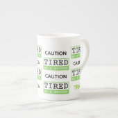 Vorsicht: Müde als Mutter-Mutteren-Geschenk Porzellantasse (Vorderseite Rechts)