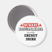 Vorsicht: Programmierer mit Energiegetränken | Cod Magnet (Vorderseite/Rückseite)