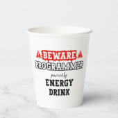 Vorsicht: Programmierer mit Energiegetränken | Cod Pappbecher (Rückseite)