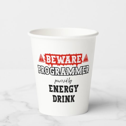 Vorsicht: Programmierer mit Energiegetränken | Cod Pappbecher (Rückseite)