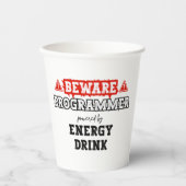 Vorsicht: Programmierer mit Energiegetränken | Cod Pappbecher (Vorderseite)