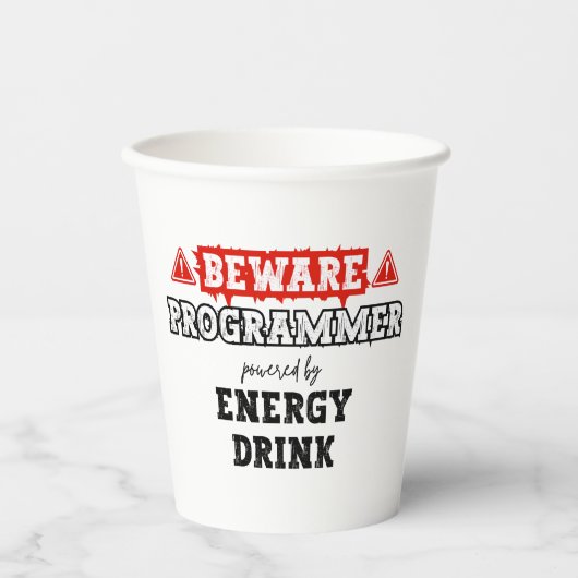 Vorsicht: Programmierer mit Energiegetränken | Cod Pappbecher (Vorderseite)
