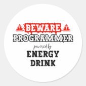 Vorsicht: Programmierer mit Energiegetränken | Cod Runder Aufkleber (Vorderseite)