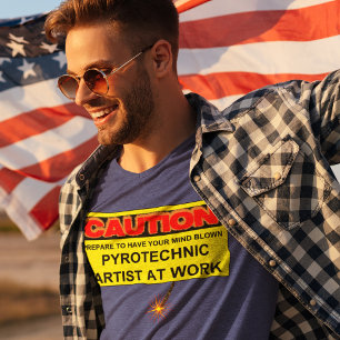 VORSICHT-PYROTECHNISCHER KÜNSTLER BEI DER ARBEIT T-Shirt