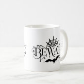 Vorsicht, Spinnen und Fledermäuse Halloween Typogr Kaffeetasse (VorderseiteRechts)