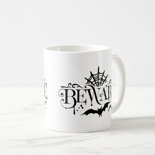 Vorsicht, Spinnen und Fledermäuse Halloween Typogr Kaffeetasse (VorderseiteRechts)