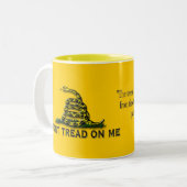 VORSICHT "treten nicht auf mir" FLAGGE Zweifarbige Tasse (Vorderseite Links)