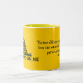 VORSICHT "treten nicht auf mir" FLAGGE Zweifarbige Tasse (Mittel)