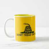 VORSICHT "treten nicht auf mir" FLAGGE Zweifarbige Tasse (Links)