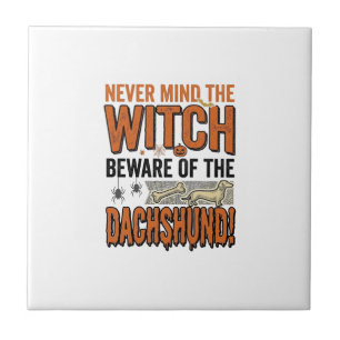 Vorsicht vor dem Dackel Halloween Hexe Shirt_1 Fliese