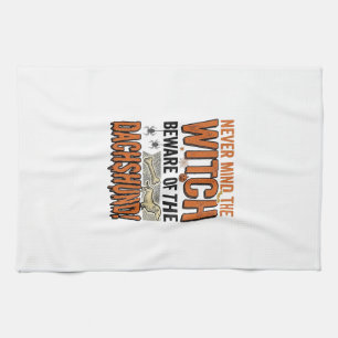 Vorsicht vor dem Dackel-Halloween-Hexen-Shirt_1 Geschirrtuch