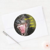 Vorsicht vor dem Hund Runder Aufkleber (Umschlag)