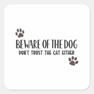 Vorsicht vor dem Hund, traue auch der Katze nicht Quadratischer Aufkleber