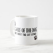 Vorsicht vor dem Hund, Vertraue der Katze nicht - Kaffeetasse (Vorderseite Links)