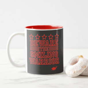 Vorsicht vor dem lächelnden Krieger Red Gfx Zweifarbige Tasse