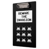 Vorsicht vor der Invasion, Geek Design Klemmbrett (Links)