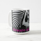 Vorsicht vor Divas großer Tasse (Vorderseite Links)