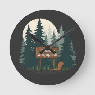 Vorsicht vor herabfallenden Eichhörnchen-T - Shirt Runde Wanduhr
