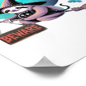 Vorsicht vor Niedlicher Hexenfliege auf Broom Hall Poster (Ecke)