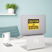 Vorsicht - Warnung in den Modus einblenden Aufkleber (Laptop auf Schreibtisch)