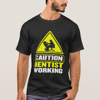 Vorsicht Zahnarzt arbeitet Zahnarzthelferin Zahnar T-Shirt