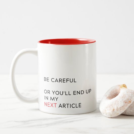 Vorsichtig, oder Sie werden am Ende, journalistisc Zweifarbige Tasse (Mit Donut)