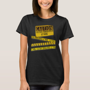 VORSICHTIGER Programmierer bei der Warnung am Arbe T-Shirt