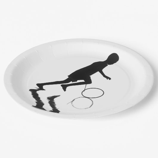 Vorsichtiges Picknick. Pappteller (Schrägansicht)