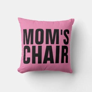 VORSITZ DER MAMA IN DEN PILLOWS KISSEN