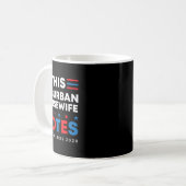 Vorstädtische Hausfrau Votes Biden Harris 2020 Fem Kaffeetasse (Vorderseite Links)