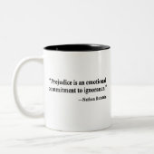 Vorurteil ist eine emotionale Verpflichtung zur Zweifarbige Tasse (Links)