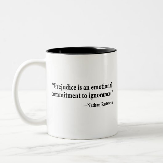 Vorurteil ist eine emotionale Verpflichtung zur Zweifarbige Tasse (Links)
