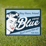 Vote Blue | Schild | Retro Funny<br><div class="desc">Jede Stimme zählt. Wählen Sie Blau, egal wer. Egal, um welches Thema es sich handelt: Wahlbefürworter, Abtreibungsrechte, Klimawandel, Kontrolle von Schusswaffen, Korruption, Verteidigung der Polizei, Gefängnisreform, Transrechte, Verbreitung des Wortes, dass die Wahl von Blue die einzige vernünftige Entscheidung ist. Trump hat gesagt, dass er am 1. Tag Diktator sein wird....</div>