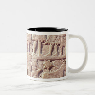 Votive Plakette, die eine anbietenszene darstellt Zweifarbige Tasse