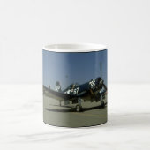 Vought F4U Seeräuber, rechte Front_WWII Flugzeuge Kaffeetasse (Mittel)