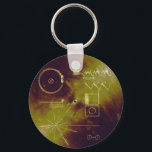 Voyager 1 und 2 Golden Record Sounds of Earth Schlüsselanhänger<br><div class="desc">Die goldene Alu-Abdeckung wurde entwickelt, um die vergoldeten Platten der Voyager 1 und 2 "Sounds of Earth" vor der Bombardierung von Mikrometeoriten zu schützen, dient aber auch einem doppelten Zweck, indem sie dem Finder einen Schlüssel zum Spielen der Platte liefert. Das Erklärungsdiagramm wird sowohl auf der inneren als auch auf...</div>